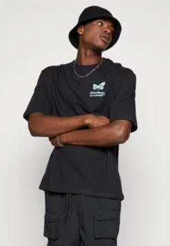 YOURTURN Chest Tee Unisex - T-Shirt Print - 802 - Black -Yourturn Verkoopwinkel 0df043f7336d4498b652bc179d5ab6ee