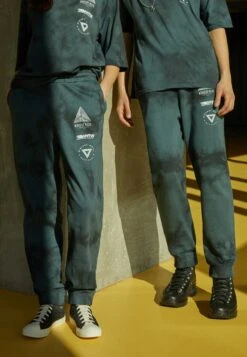 YOURTURN Wincent Weiss Unisex - Trainingsbroek - Black 12 YOURTURN Wincent Weiss Unisex - Trainingsbroek - Black -Yourturn Verkoopwinkel 0e98053b2e0742d9b6b12f6ac6064306