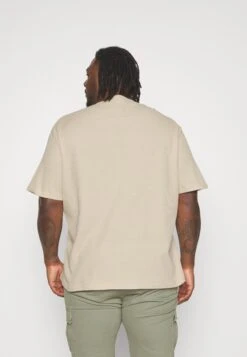 YOURTURN Unisex - T-Shirt Basic -Light Green/ Off-White -Yourturn Verkoopwinkel 2f59b2e8fb1843719da15f2e00e33582