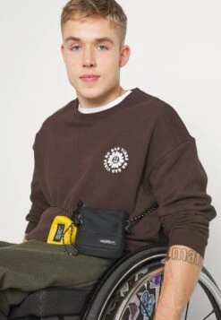 YOURTURN Unisex - Sweater - Dark Brown -Yourturn Verkoopwinkel 40b90b90aee84207a95b19f9c8e9e27f