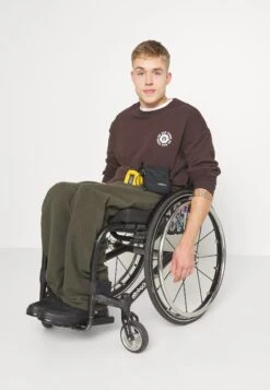 YOURTURN Unisex - Sweater - Dark Brown -Yourturn Verkoopwinkel 4a4df557d5bd4a42a18d784965921e0e