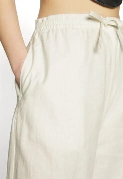 YOURTURN Genderless Parachute Unisex - Broek - White 13 YOURTURN Genderless Parachute Unisex - Broek - White -Yourturn Verkoopwinkel 550eb4063f7e4f1cbca9890550f66ec1