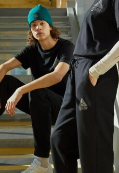 YOURTURN Wincent Weiss Basic - Trainingsbroek - Black -Yourturn Verkoopwinkel 6a05674027494daba39be921802cf4df