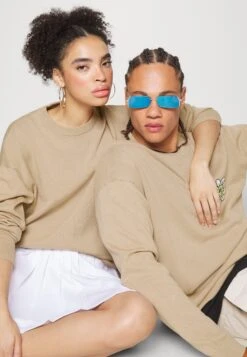 YOURTURN Crewneck With A Flower - Trui - Beige -Yourturn Verkoopwinkel 719c98c1ebea493ba8f7fa6cb3bf6c53