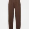 YOURTURN Oversized Unisex - Trainingsbroek - Dark Brown 2 YOURTURN Oversized Unisex - Trainingsbroek - Dark Brown -Yourturn Verkoopwinkel a30933aef5e0406eaf2678027481b034