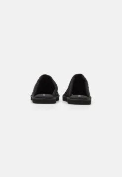 YOURTURN Unisex - Pantoffels - Black -Yourturn Verkoopwinkel a35d6f2c4b0d4603bf31b8659dc70b71