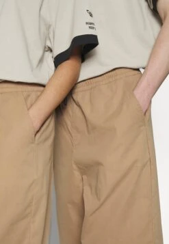 YOURTURN Genderless Parachute - Shorts - Brown 15 YOURTURN Genderless Parachute - Shorts - Brown -Yourturn Verkoopwinkel ad5b933259074bd2b8a2edc947805f80