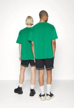 YOURTURN Unisex - T-Shirt Basic - Green 10 YOURTURN Unisex - T-Shirt Basic - Green -Yourturn Verkoopwinkel bc96786e28734a3399fab92de488f76f