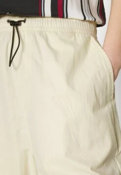 YOURTURN Genderless Parachute - Shorts - White 13 YOURTURN Genderless Parachute - Shorts - White -Yourturn Verkoopwinkel c4b7617e30964d8d94222559c32c9f62