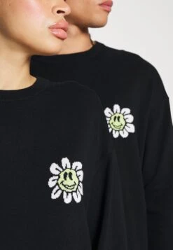 YOURTURN Crewneck With A Flower - Trui - Black -Yourturn Verkoopwinkel d8cd4e42eab54bfaa3e56f2e9847a549