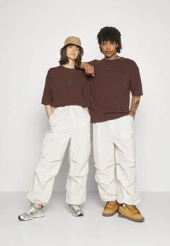 YOURTURN Unisex - T-Shirt Print - Dark Brown -Yourturn Verkoopwinkel e6ae16f5962e4d2dabb53ff6916e5902