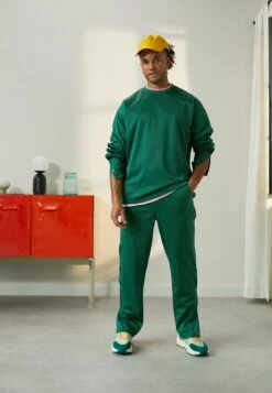 YOURTURN Unisex - Longsleeve - Dark Green -Yourturn Verkoopwinkel e6fe21dd4a654688b1e3e5a46cde1545